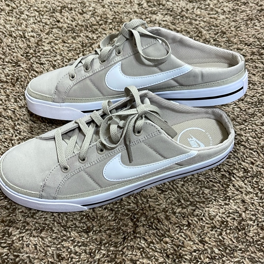 Women’s Nike Court Legacy Mules cream size 10 NWT